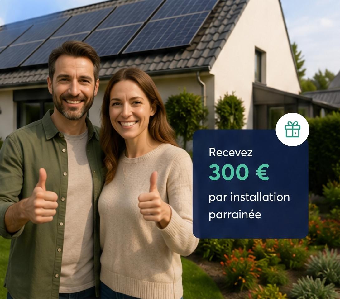 Couple souriant devant sa maison équipée de panneaux solaires : recevez 300 € par installation parrainée