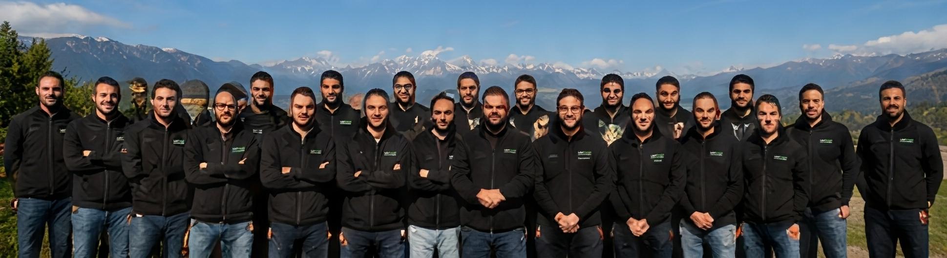 Équipe de techniciens Label Énergie réunie en montagne